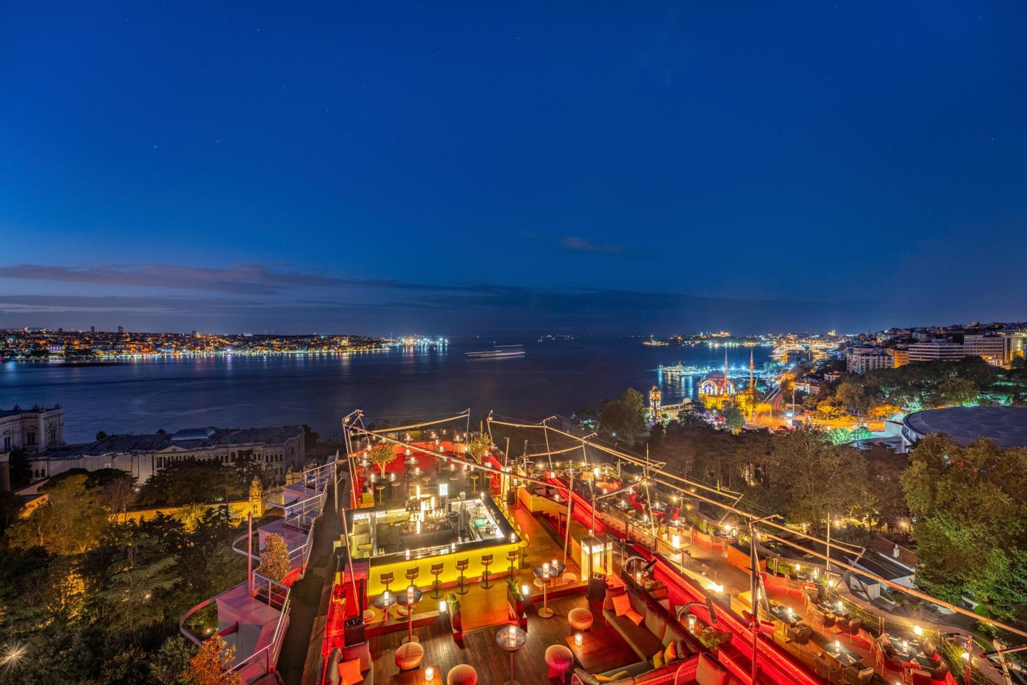 Swissotel The Bosphorus Istanboel Buitenkant foto View of the port of Piraeus at night